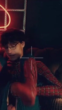Fantasia Do Homem-aranha. O Garoto Posa Abaixo. Babaca