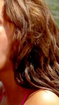 Sexy hubená teenagerka Susi Gala je ošukaná obrovským ptákem u bazénu