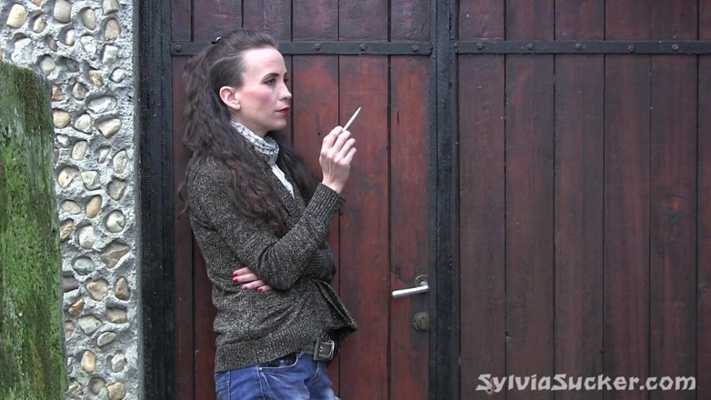 Sylvia Chrystall: Sylvia, irrésistiblement sexy, a une cigarette à l'extérieur