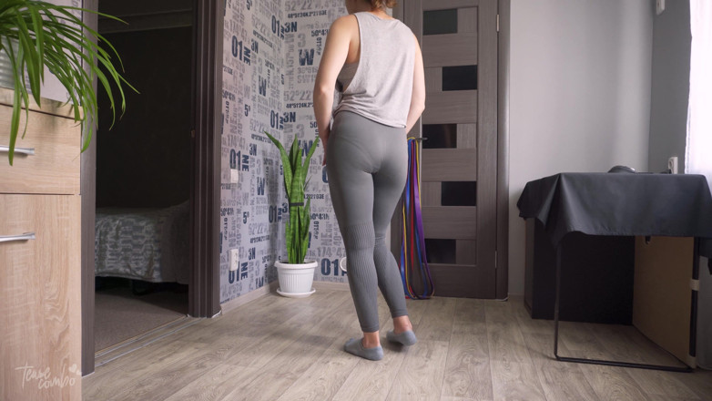 Teasecombo 4K: Montare MILF stuzzica linee mutandine visibili in collant