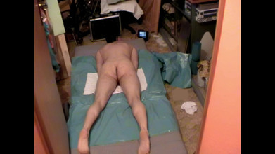 Mark Hannes: Une bosse à poil se masturbe dans un atelier amateur