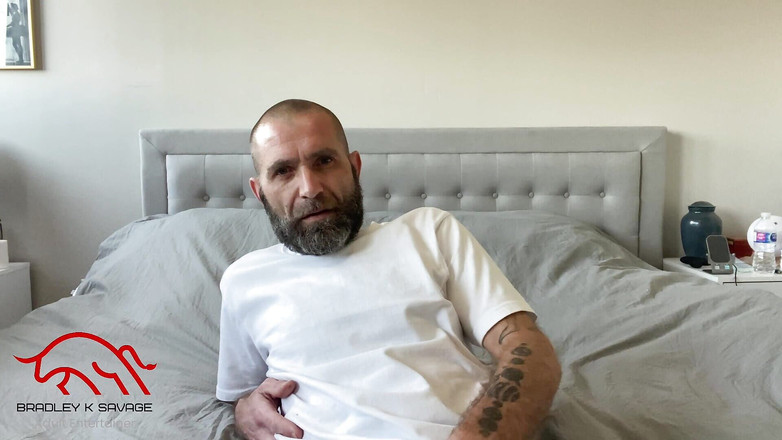 Bradley K Savage: Un papa verbal demande ses aisselles et se fait lécher...