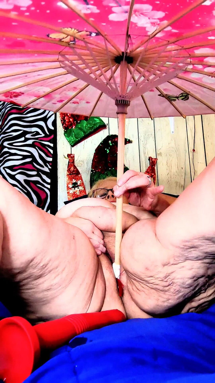 HerculesnVENUS: Когда идет дождь он поливает эту киску шлюшки собирается брызгать, как звук туалета смык