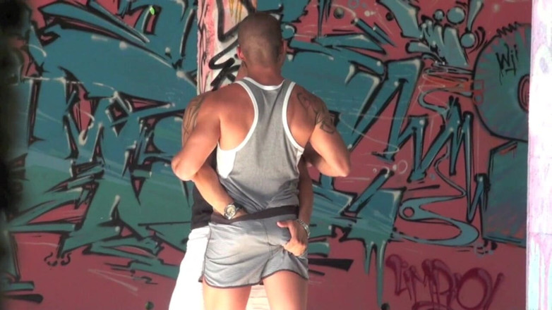 BAD BOYS FUCKERS FROM FRANCE: Msucel boy scopato da Delta Kobra all'aperto