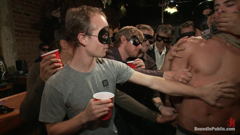 Bound in public: Armăsar capturat este folosit într-un bar plin de bărbați mascați excitați