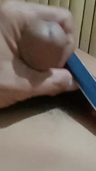 Ragazzo giovane si masturba