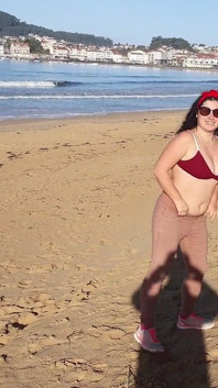 Kobieta sika na publicznej plaży, podczas gdy nikogo nie ma