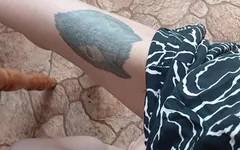 Menina em um vestido de verão se masturba