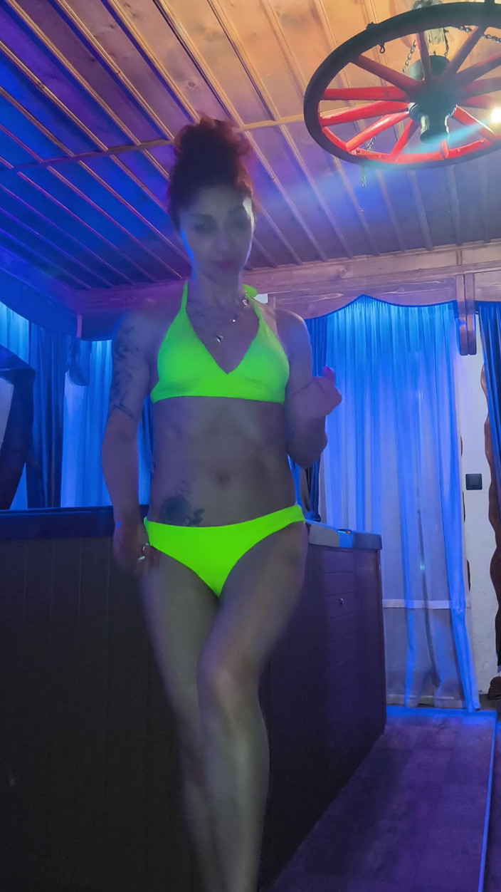 SqueakyOverlap83: Striptease, perfekter körper, durstig nach sex