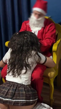 Papai Noel é masturbado