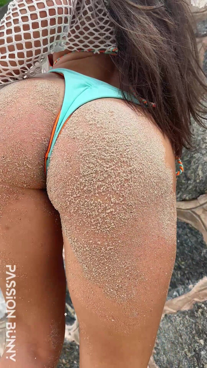 PassionBunny: ความสุขบิกินี่สวยและการเต้นเซ็กซี่บนชายหาด