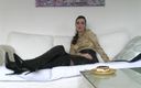 Lady Victoria Valente: Stiefelessen! Kuchen essen aus sohlen pOV, lady victoria valente