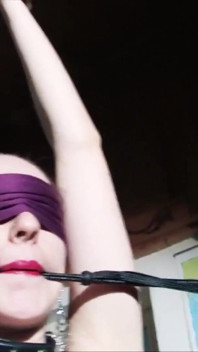 Yasemin przykuta do sufitu