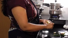 Eu fodi a esposa do vizinho na cozinha enquanto ela cozinhava - vídeo de comprimento total depois de um milhão de visualizações