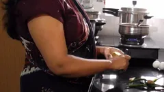 Tôi đụ vợ hàng xóm trong nhà bếp trong khi cô ấy nấu ăn - video dài đầy đủ sau một triệu lượt xem