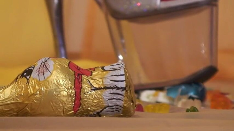 Solo Austria: Une salope blonde pisse et piétine la nourriture en se...