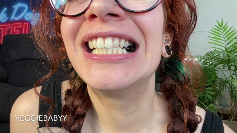 Veggiebabyy: Girlfriend Shrinks and Eats Boyfriend