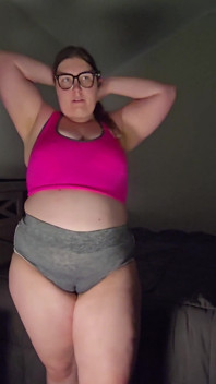 ¡Las tetas de grandota se desbordan 3xl y sujetadores deportivos! 15 minutos de prueba con curvas provoca y se corre