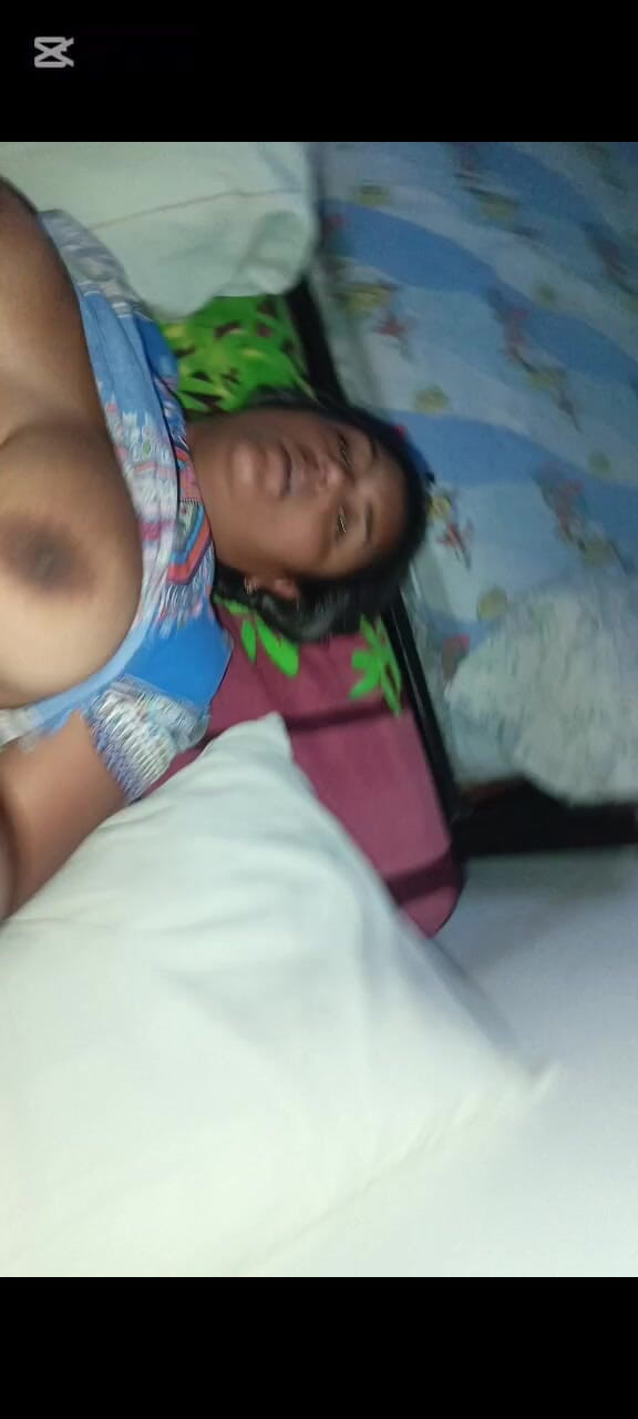 Mariano Aly: Stiefschwester lutscht den Dildo, den die stufenlose Frau in ihren...