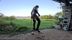 Nude Sportswomen: Wanita berotot menghancurkan buah-buahan pria - gerakan lambat