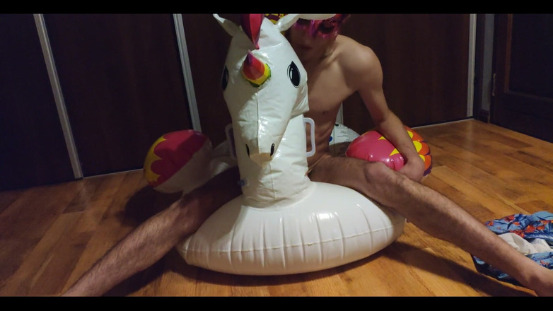 Floatie Boy: สาวโคกแห้งบนยูนิคอร์นเป่าลมของฉัน