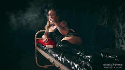 Cruel Anettes fetish world: Fumare in lingerie nera