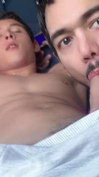 Markus Bersantai Dengan Tubuh Seksi Di Katil Saya