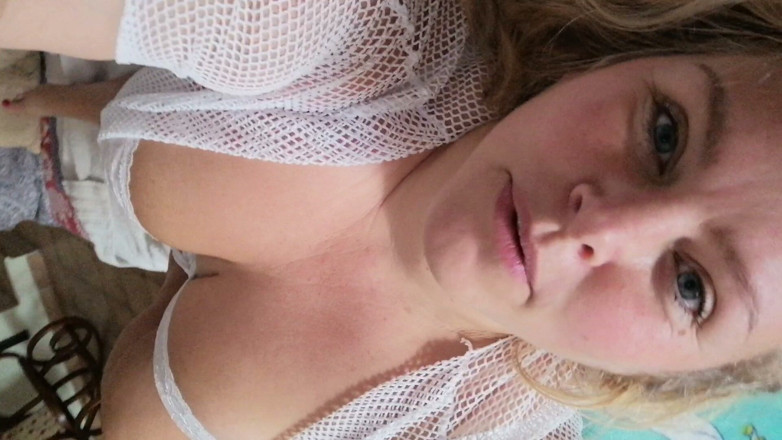 Kitty Queen: Kitty Queen plaagt en toont haar ruime bezittingen en gebruikt...