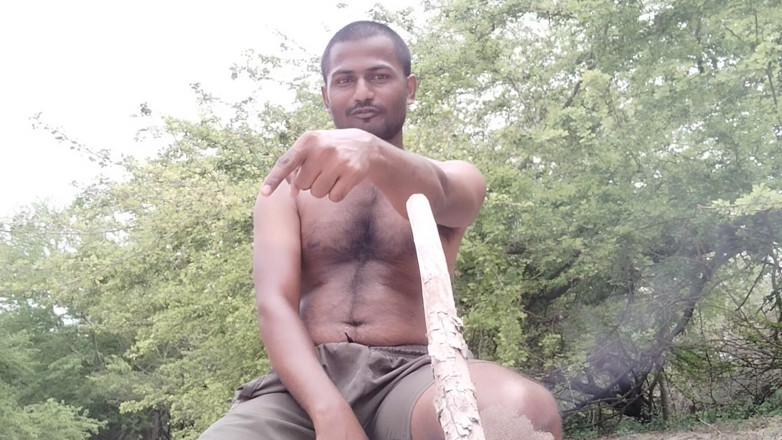 KUMBHA MANOJ KUMAR: Xhard auf schwanz Allein im wald im dienst