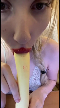 Ateşli elza kom see yapay penis üzerinde