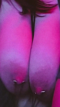Tante seksi lagi asik mainin toketnya yang ditindik