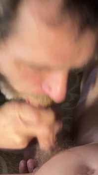 Sucer un jeune et sperme dans la bouche