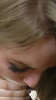 Una tettona viene scopata duramente da un cazzone mostruoso