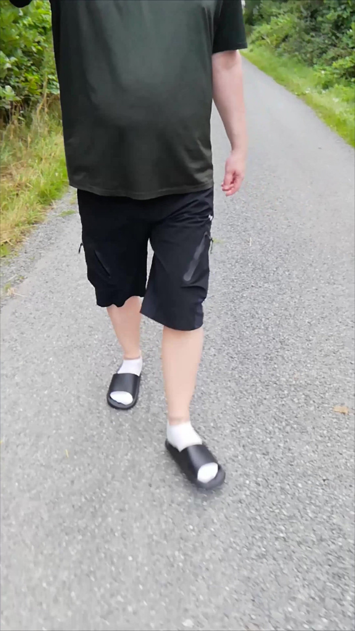 Carmen_Nylonjunge: V pantoflích a bílých ponožkách v přírodě
