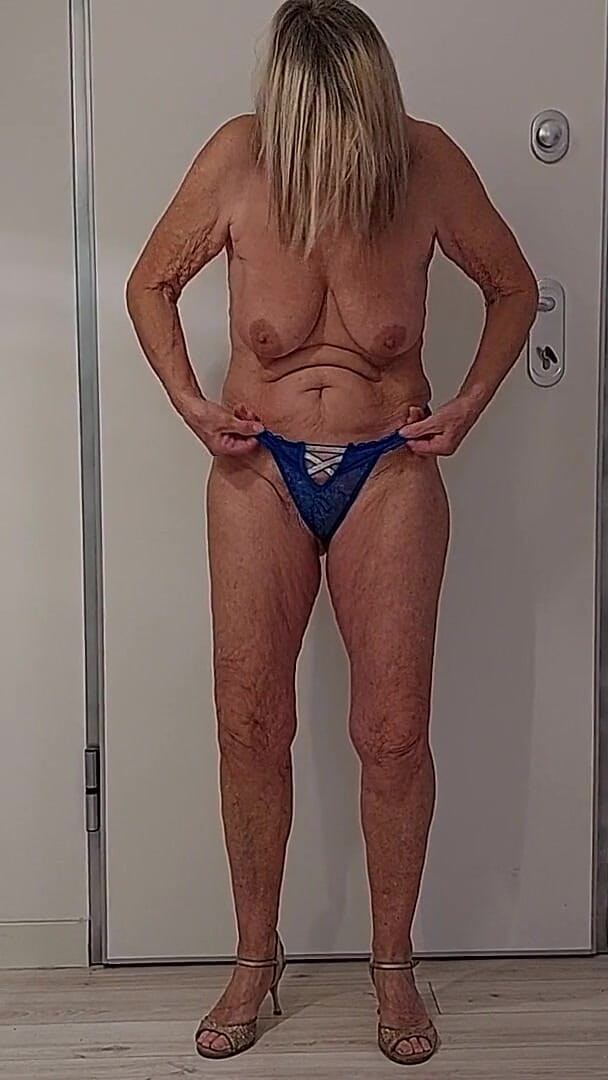 martinawest: 마르티나는 다양한 끈 팬티를 시도해봤어요!