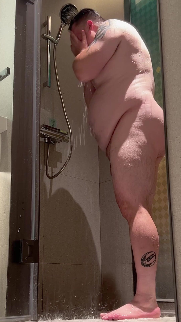 uktattooedchub74: Пухлый мужик принимает душ