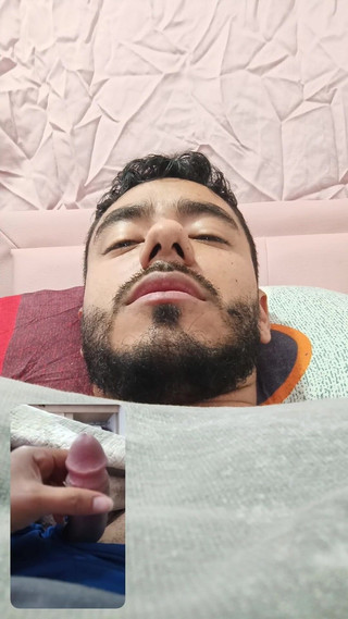 Tommhot: Uomo si masturba nel suo letto