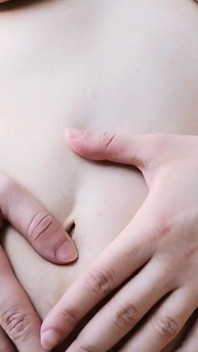 Schattige navel vingerend