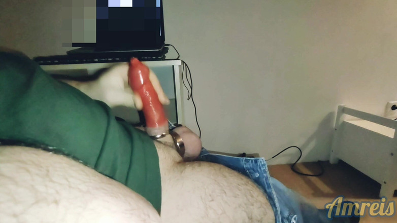 Amreis: パパは一晩中ポルノでオナニーしてる。そしてコンドームに詰めて射精します。