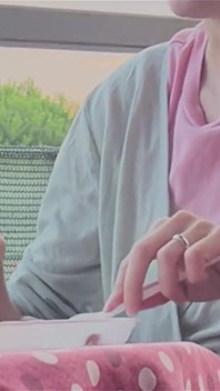 Cặp đôi người Ý thổi kèn dưới bàn sau khi ăn sâu creampie pov