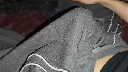 SEXY_GUYBEST: Silný penis hojně proudí k zvukům krbu bez rukou