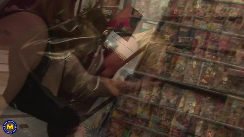 Mature NL: Dojrzała dama ma gang bang w sex shopie