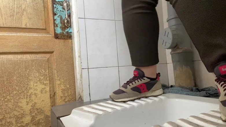 OurFetishLife: Hastane halk tuvaletinde olgun işeme