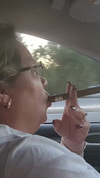 Exibicionista de charuto Dawn na Estrada