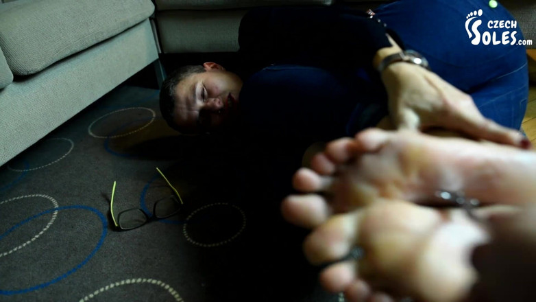 Czech Soles - foot fetish content: Yalınayak olgun orta yaşlı seksi kadın gıdıklıyor