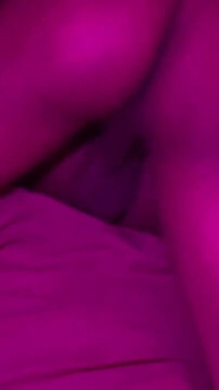 Sexy drobná africká ebenová teenagerka je tvrdě ošukána a vystříkaná do těsné šťavnaté kundičky