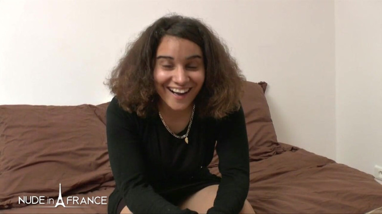 Nude in France: Cachonda perra francesa es follada mientras chupa la polla