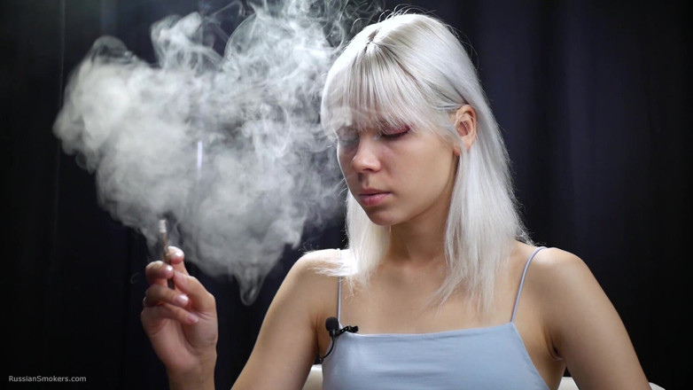 Russian Smokers: Девушка с пепельным цветом волос курит две сигареты