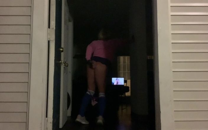 CindieLove: Sissy exhibitionistische appartementdeur wijd open kont neuken