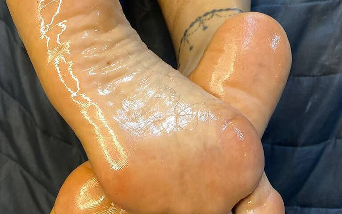 fiesta_porno: 我的朋友捂住她的脸，希望我能让她尖叫